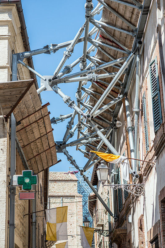 意大利建筑，马尔凯:San Ginesio地震损坏建筑的结构支撑框架